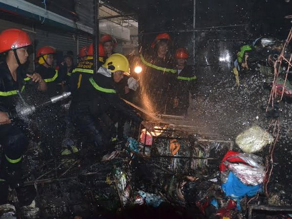 Hỏa hoạn thiêu rụi hai lô hàng tại Trung tâm thương mại Rạch Giá ảnh 1