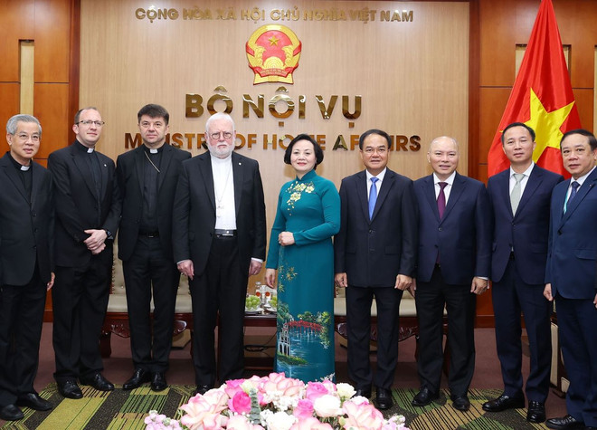 Bộ trưởng Nội vụ Phạm Thị Thanh Trà và Tổng Giám mục Paul Richard Gallagher, Bộ trưởng Ngoại giao Tòa thánh Vatican với các đại biểu chụp ảnh chung. (Ảnh: Văn Điệp/TTXVN) ttxvn_bo_truong_noi_vu_tiep_bo_truong_ngoai_giao_toa_thanh_vatican_1004-4.jpg