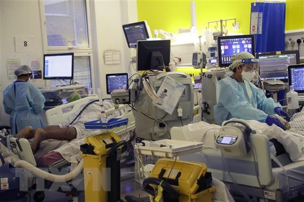 Nhân viên y tế điều trị cho bệnh nhân COVID-19 tại một bệnh viện ở London, Anh. (Ảnh: AFP/TTXVN) Nước Mỹ vẫn đứng đầu khu vực và thế giới về số ca nhiễm và tử vong ảnh 2