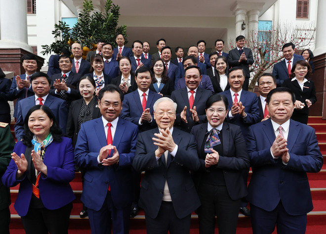 Tổng Bí thư Nguyễn Phú Trọng và các đại biểu với lãnh đạo tỉnh Thái Nguyên. (Ảnh: Trí Dũng/TTXVN) "Xây dựng Thái Nguyên là tỉnh công nghiệp theo hướng hiện đại" ảnh 2