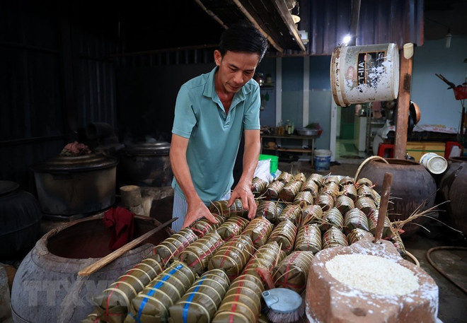 Lò bánh tét bình quân làm 400 đòn/ngày trong dịp Tết. (Ảnh: Hồng Đạt/TTXVN) Ghé thăm xóm gói bánh tét nổi tiếng ở Thành phố Hồ Chí Minh ảnh 1