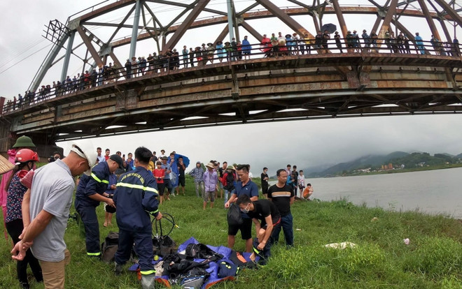 Nhảy xuống sông cứu người, tài xế xe tải và nạn nhân cùng bị đuối nước ảnh 1