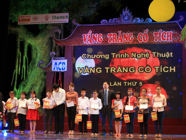Chương trình "Vầng trăng cổ tích" lần 5 trao quà cho trẻ em nghèo. (Nguồn: TTXVN) Trên 1,2 tỷ đồng quà tặng cho trẻ em nghèo dịp Tết ảnh 1