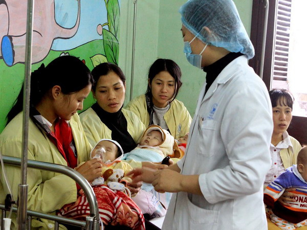 Khám chữa bệnh tại bệnh viện Nhi Trung ương. (Nguồn: TTXVN) Hà Nội đầu tư 120 tỷ đồng để nâng cấp cơ sở y tế ảnh 1