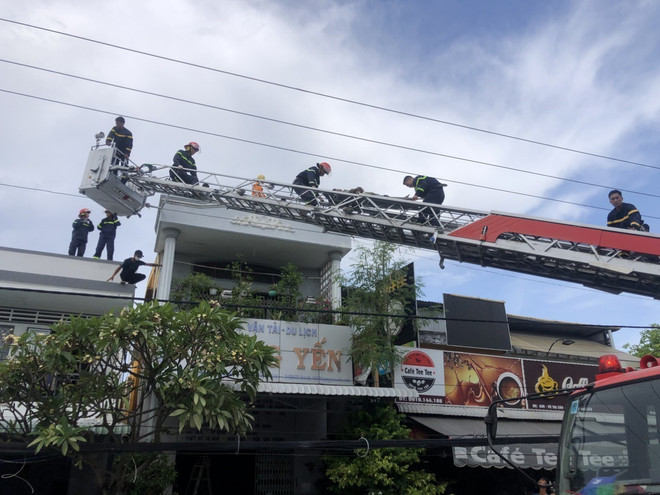 Bạc Liêu: Lợp mái tôn, hai người bị điện giật gây bỏng toàn thân ảnh 1