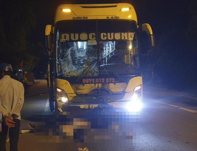 Bình Định: Va chạm giữa xe khách với xe môtô khiến 3 người tử vong ảnh 1