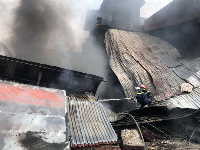 Hà Nội: Cháy lớn tại cơ sở sản xuất chăn ga, gối đệm ở Thường Tín ảnh 1