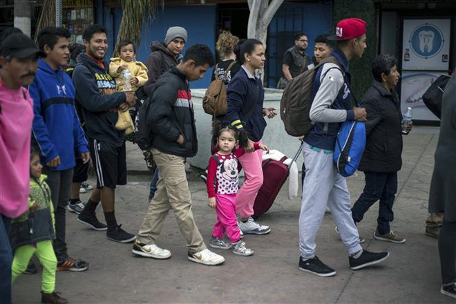 Người nhập cư tại khu vực cảng El Chaparral ở Tijuana, biên giới Mexico - Mỹ ngày 12/11/2017. (Ảnh: AFP/TTXVN) Nhìn lại thế giới 2018: Thay đổi trong chính sách nhập cư của Mỹ ảnh 3