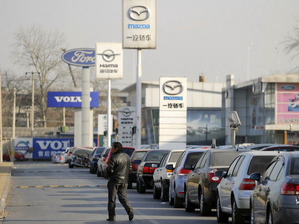 Các loại xe ôtô bày bán tại thị trường ở Bắc Kinh ngày 10/1. (Nguồn: AFP/TTXVN) Mỹ thắng Trung Quốc trong vụ kiện về ôtô lên WTO ảnh 1