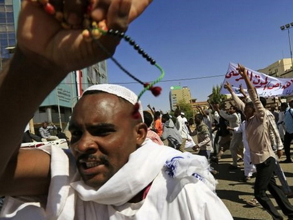 7 nhà thờ bị đốt để phản đối tuần báo Charlie Hebdo ở Niger ảnh 1