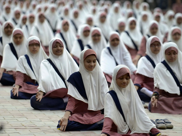 Hàng nghìn người tập yoga trên Quảng trường Thời đại đón Hạ chí ảnh 1