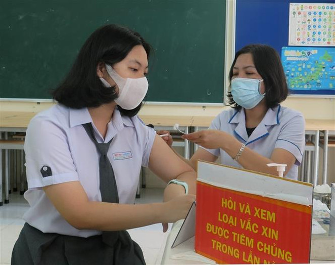 Nhân viên y tế thành phố Tuy Hòa tiêm vaccine phòng COVID-19 cho trẻ em. (Ảnh: Xuân Triệu/TTXVN) Ngày 23/11: Thêm 127.869 liều vaccine phòng COVID-19 được tiêm ảnh 1