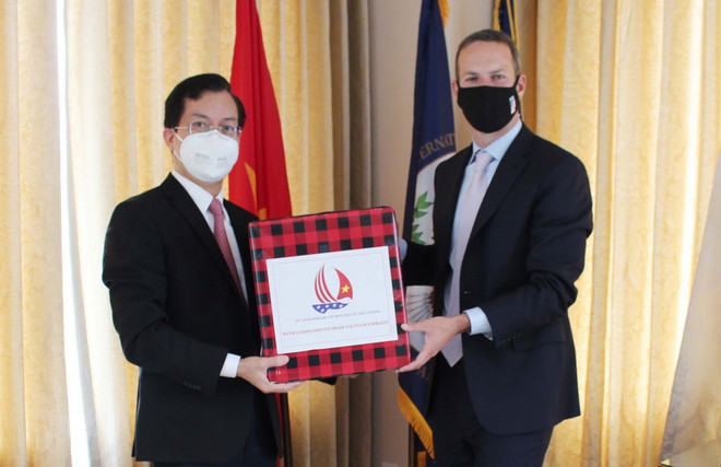 Đại sứ quán Việt Nam tại Hoa Kỳ tặng khẩu trang cho DFC ảnh 1