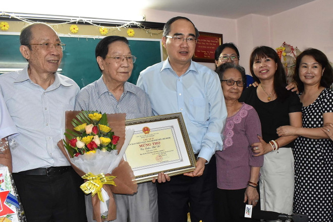 Ông Nguyễn Thiện Nhân thăm, chúc thọ người cao tuổi tiêu biểu ở TP.HCM ảnh 2