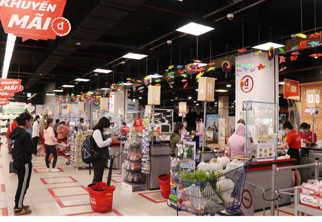 Khách hàng thực hiện nghiêm khoảng cách an toàn tại khu vực thanh toán ở siêu thị LOTTE Mart Nha Trang. (Ảnh: Tiên Minh/TTXVN) Đảm bảo thị trường hàng hóa phía Nam: Mong… chợ đừng đông ảnh 2