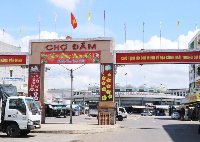 Chợ Đầm Nha Trang vắng vẻ trong những ngày thực hiện giãn cách xã hội. (Ảnh: Tiên Minh/TTXVN) Đảm bảo thị trường hàng hóa phía Nam: Mong… chợ đừng đông ảnh 1