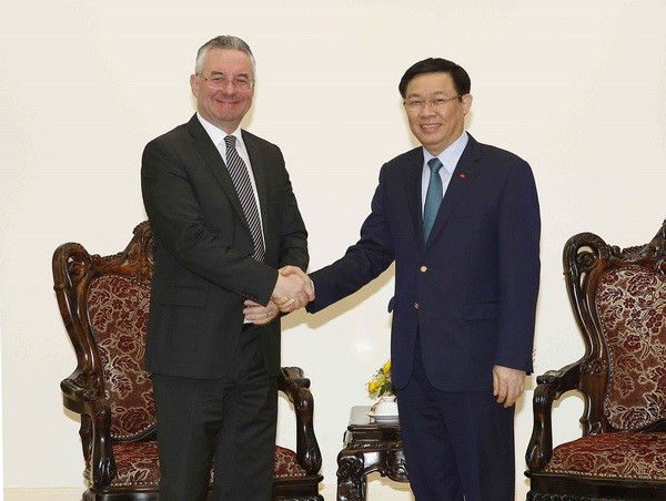 Phó Thủ tướng tiếp Phó Chủ tịch Ủy ban Thương mại quốc tế của EP ảnh 1