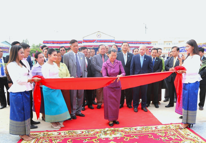 Phó Chủ tịch Đảng Nhân dân Campuchia, Chủ tịch Mặt trận Đoàn kết Phát triển Tổ quốc Campuchia, Chủ tịch Hội Hữu nghị Campuchia-Việt Nam Samdech Men Sam An cắt băng khánh thành Tượng đài. (Ảnh: Hoàng Minh/TTXVN) ttxvn_khanh_thanh_tuong_dai_huu_nghi_viet_nam-campuchia_tai_tinh_svay_rieng_2.jpg