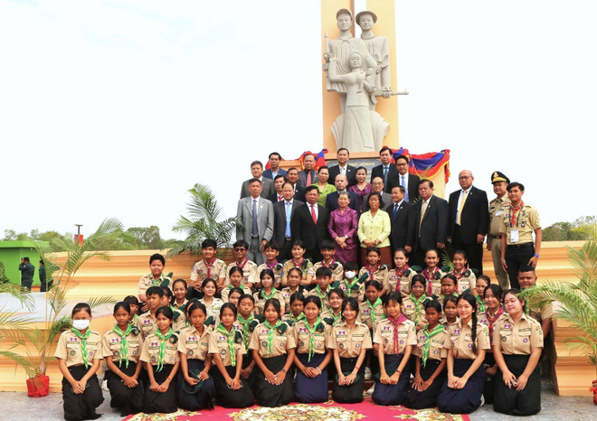Các đại biểu chụp ảnh lưu niệm. (Ảnh: Hoàng Minh/TTXVN) ttxvn_khanh_thanh_tuong_dai_huu_nghi_viet_nam-campuchia_tai_tinh_svay_rieng_3.jpg