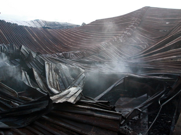 Gia Lai: Cháy lớn thiêu rụi một căn nhà và một xưởng sửa ôtô ảnh 1