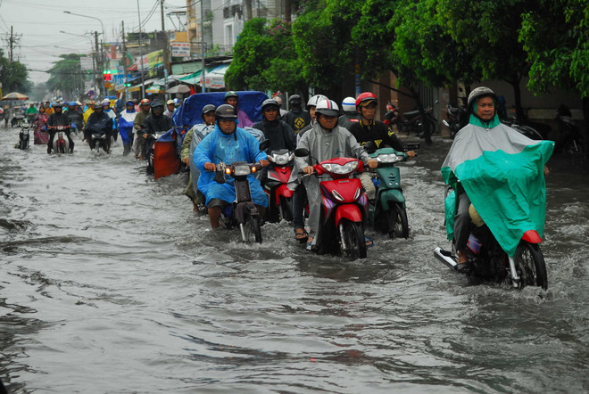Đồng Nai: Mưa lớn, nhiều nhà dân bị nước ngập mấp mé cửa sổ ảnh 1