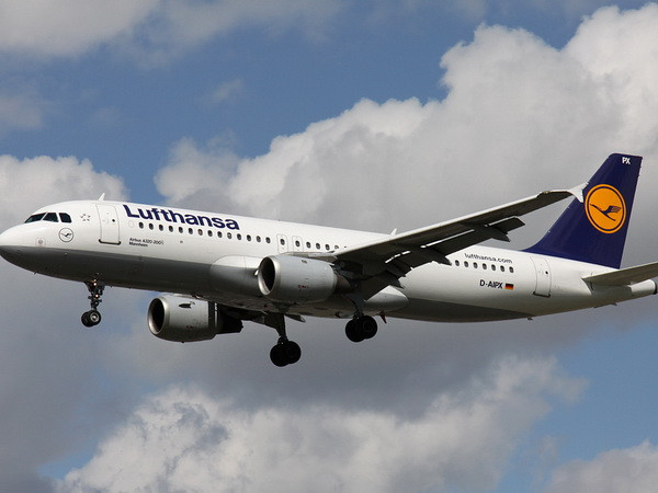 Nhiều phi công của Germanwings từ chối bay sau vụ rơi máy bay ở Pháp ảnh 1