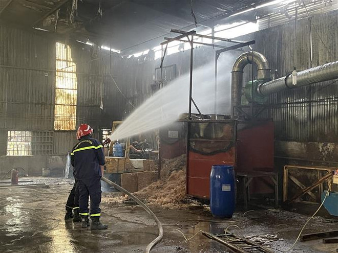 Đồng Nai: Cháy lớn ở cơ sở gia công đồ gỗ, nhiều tài sản bị thiêu rụi ảnh 1