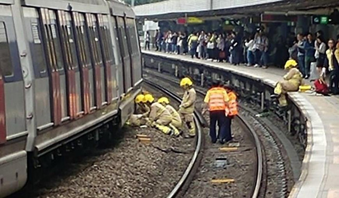 Dịch vụ tàu MTR tại Hong Kong gián đoạn sau vụ 2 tàu đâm nhau ảnh 1