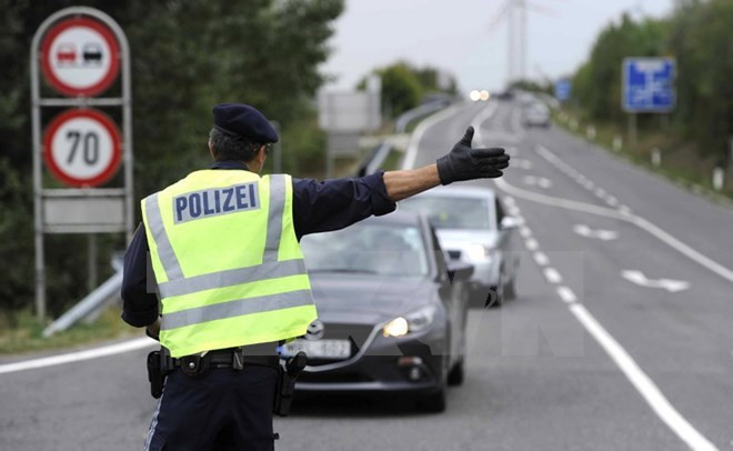 Áo xây hàng rào bê tông bảo vệ chính phủ trước đe dọa khủng bố ảnh 1