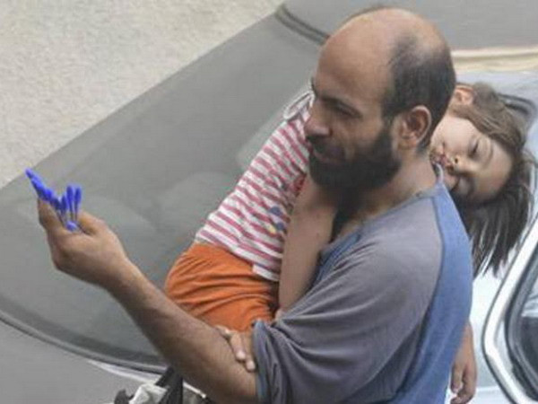 Người bán bút vô danh được cộng đồng trợ giúp nhờ mạng xã hội ảnh 1