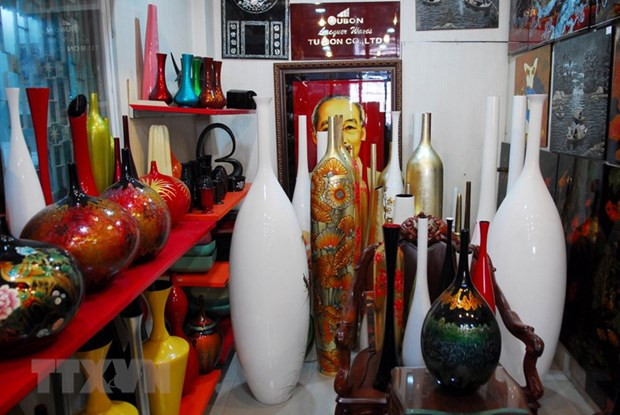 Sản phẩm sơn mài Tương Bình Hiệp. (Ảnh: Mạnh Linh/TTXVN) Lối đi nào cho bảo tồn và phát triển nghề truyền thống ở Bình Dương? ảnh 2