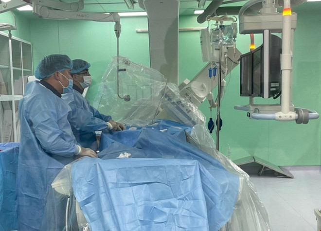 Cứu sống bệnh nhân sốc mất máu nguy kịch do vết thương thấu ngực ảnh 1