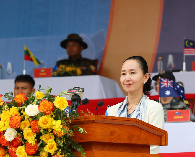 Trưởng đoàn Nhật Bản phát biểu tại lễ khai mạc Chương trình đánh giá năng lực cho lực lượng chuẩn bị tham gia hoạt động Gìn giữ Hòa bình Liên hợp quốc. (Ảnh: Trọng Đức/TTXVN) Khẳng định vai trò của phụ nữ trong tham gia Gìn giữ Hòa bình LHQ ảnh 2