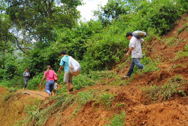Cứu trợ khẩn cấp người dân bị ảnh hưởng lũ quét tại Lào Cai ảnh 2