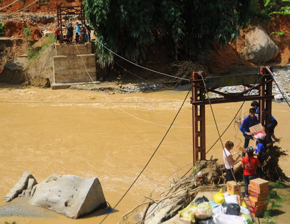 Cứu trợ khẩn cấp người dân bị ảnh hưởng lũ quét tại Lào Cai ảnh 1