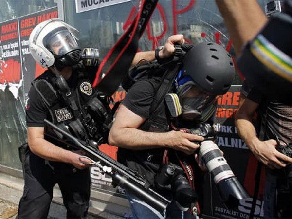 2013 tiếp tục là năm đẫm máu đối với các nhà báo ảnh 1