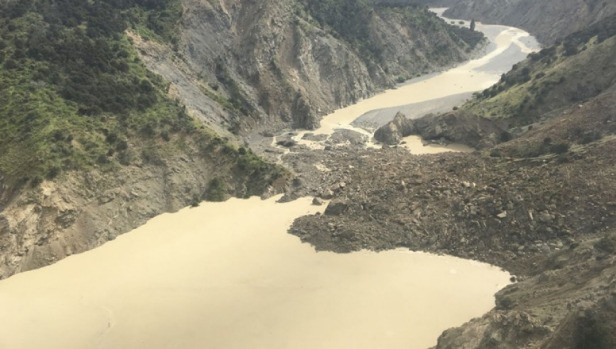 Một vụ lở đất đã chặn dòng sông Clarence phía bắc thị trấn Kaikoura.(Nguồn: stuff.co.nz) Động đất New Zealand: Người dân sơ tán khẩn cấp vì vỡ đập ảnh 1