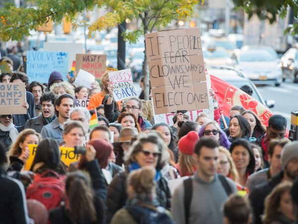 Biểu tình tại New York, phản đối Tổng thống đắc cử Donald Trump. (Nguồn: AFP/TTXVN) Làn sóng biểu tình phản đối Tổng thống đắc cử Trump vẫn lan rộng ảnh 1