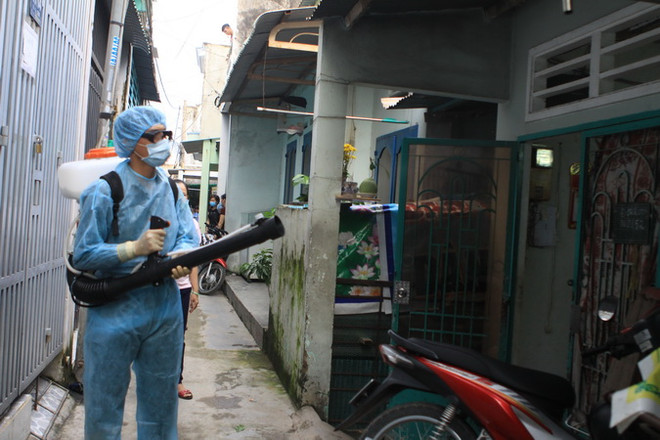 Phun xịt thuốc diệt muỗi phòng bệnh Zika, sốt xuất huyết. (Ảnh: Phương Vy/TTXVN) Bà Rịa-Vũng Tàu phát hiện ca nhiễm Zika đầu tiên trên địa bàn ảnh 1