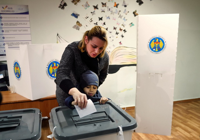 Cử tri Moldova bỏ phiếu tại một điểm bầu cử ở Chisinau ngày 13/11. (Nguồn: AFP/TTXVN) Bầu tổng thống Moldova: Ứng cử viên Đảng Xã hội chủ nghĩa chiến thắng ảnh 1