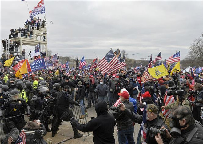 Người biểu tình quá khích ủng hộ Tổng thống Donald Trump tấn công tòa nhà Quốc hội ở Washington DC. ngày 6/1/2021. (Ảnh: THX/TTXVN) Ủy ban điều tra Hạ viện Mỹ khuyến nghị điều tra hình sự ông Trump ảnh 1