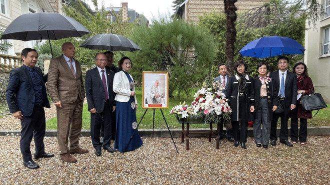 Đại sứ quán Việt Nam tổ chức chuyến đi "Theo dấu chân Bác Hồ" tại Pháp ảnh 1