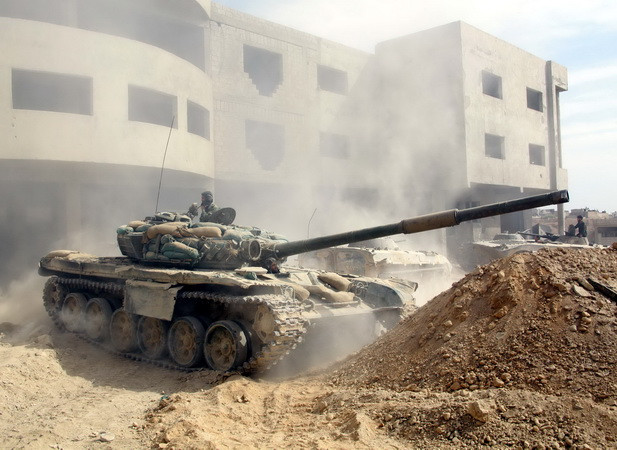 Binh sỹ Syria trong chiến dịch truy quét phiến quân tại Jobar, phía đông thủ đô Damascus, Syria. (Nguồn: THX/TTXVN) Nga cáo buộc phiến quân ở Aleppo sử dụng vũ khí hóa học ảnh 1