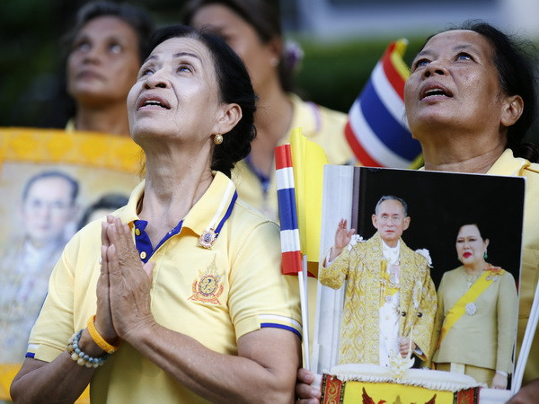 Các thành viên Hoàng gia Thái Lan tập trung ở bệnh viện ảnh 1