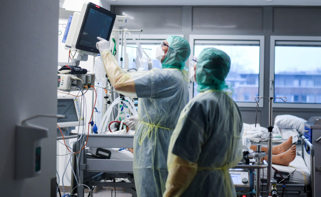 Điều trị cho bệnh nhân nhiễm COVID-19 tại bệnh viện ở Bochum, Đức. (Ảnh: AFP/TTXVN) Số bệnh nhân mắc COVID-19 ở Ireland và Đức gia tăng mạnh ảnh 2