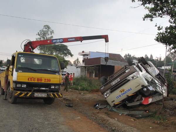 Xe khách giường nằm lật giữa quốc lộ khiến 7 người bị thương ảnh 1