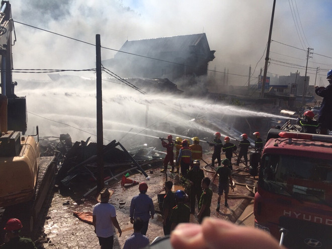 Siêu thị đồ gia dụng bất ngờ cháy dữ dội, hàng tỷ đồng ra tro ảnh 1