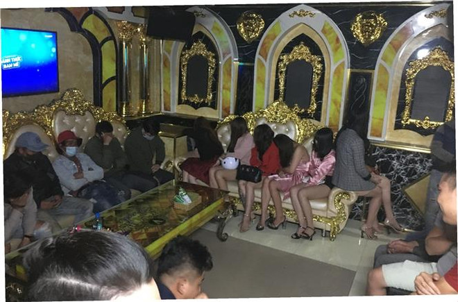 Lâm Đồng: Hai quán karaoke tắt đèn, đóng cửa "cố thủ" khi bị phát hiện ảnh 1