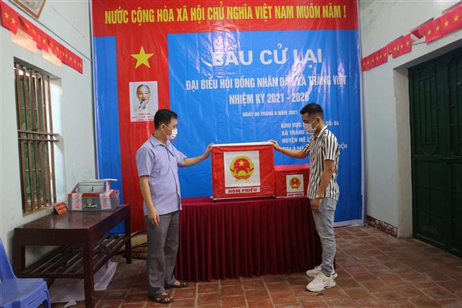 Chuẩn bị hòm phiếu cho đơn vị bầu cử số 4 - Khu vực bầu cử lại đại biểu HĐND xã Tráng Việt nhiệm kỳ 2021 – 2026. (Ảnh Mạnh Khánh/TTXVN) Hà Nội: Hoàn tất công tác chuẩn bị bầu cử lại ở xã Tráng Việt, Mê Linh ảnh 1