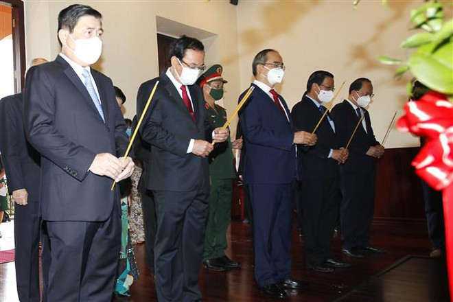 Lãnh đạo TP.HCM dâng hương tưởng nhớ Chủ tịch Hồ Chí Minh ảnh 1